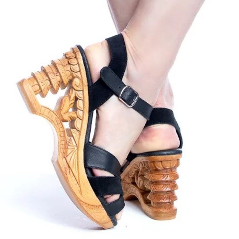 NWT Lucky Lou Black Pagoda heels Sz9